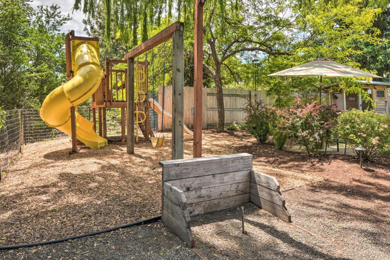 Central Medford Family Retreat With Large Yard! Экстерьер фото