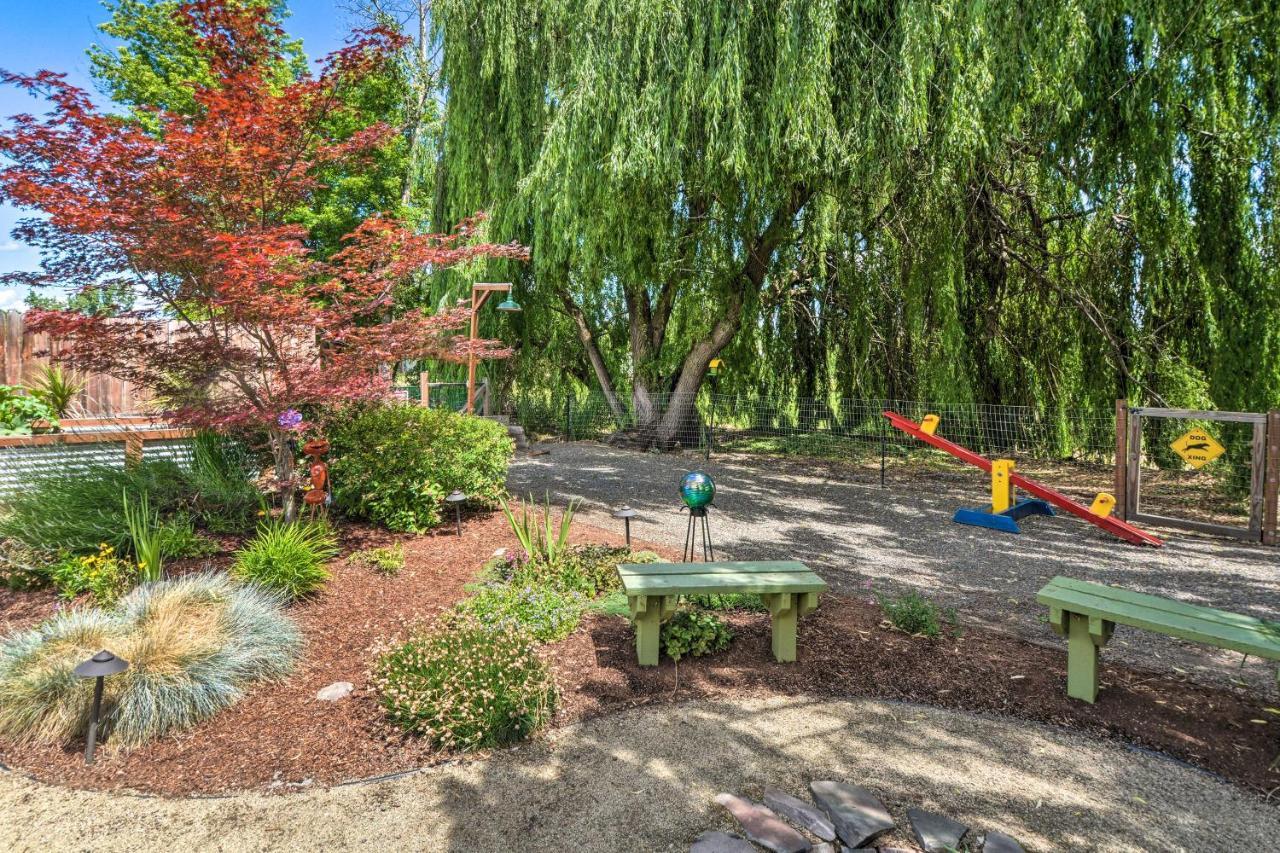 Central Medford Family Retreat With Large Yard! Экстерьер фото