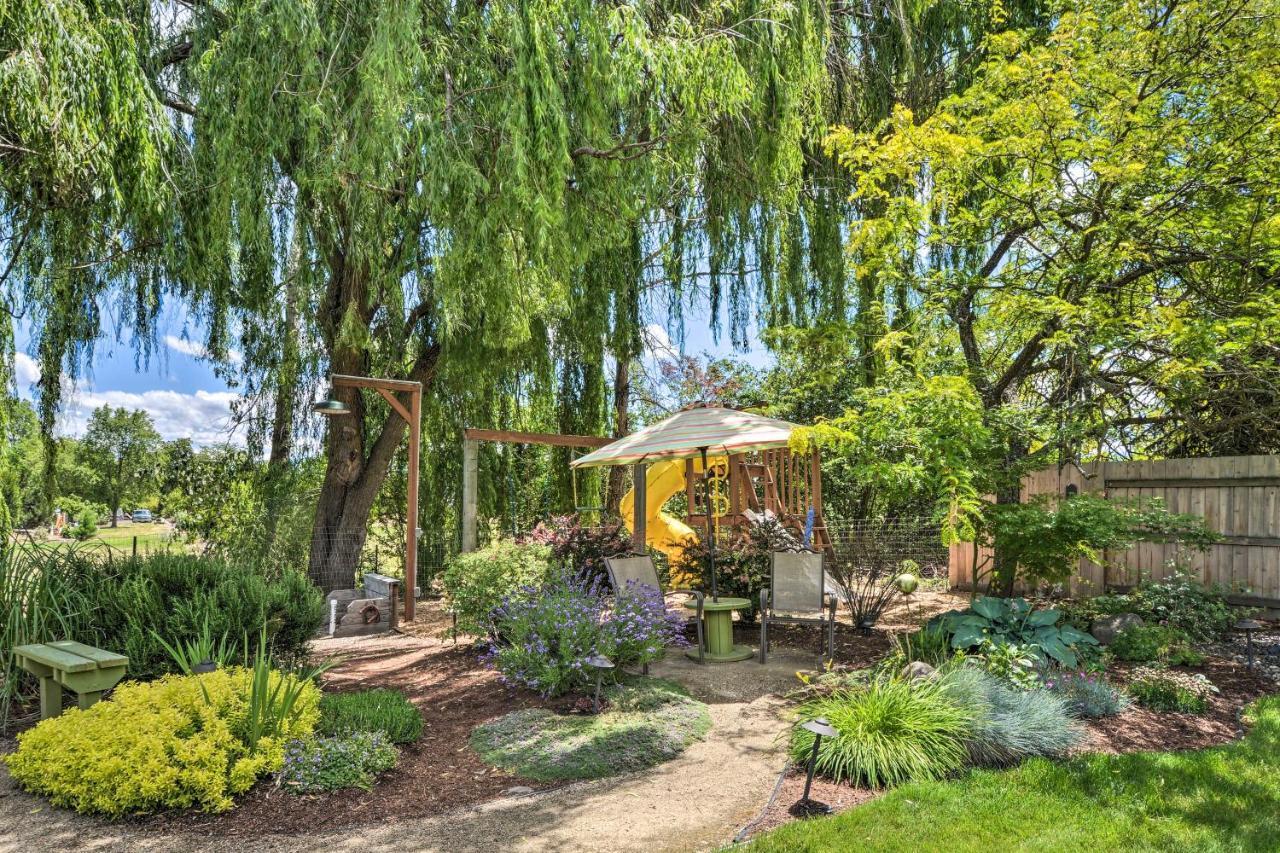 Central Medford Family Retreat With Large Yard! Экстерьер фото