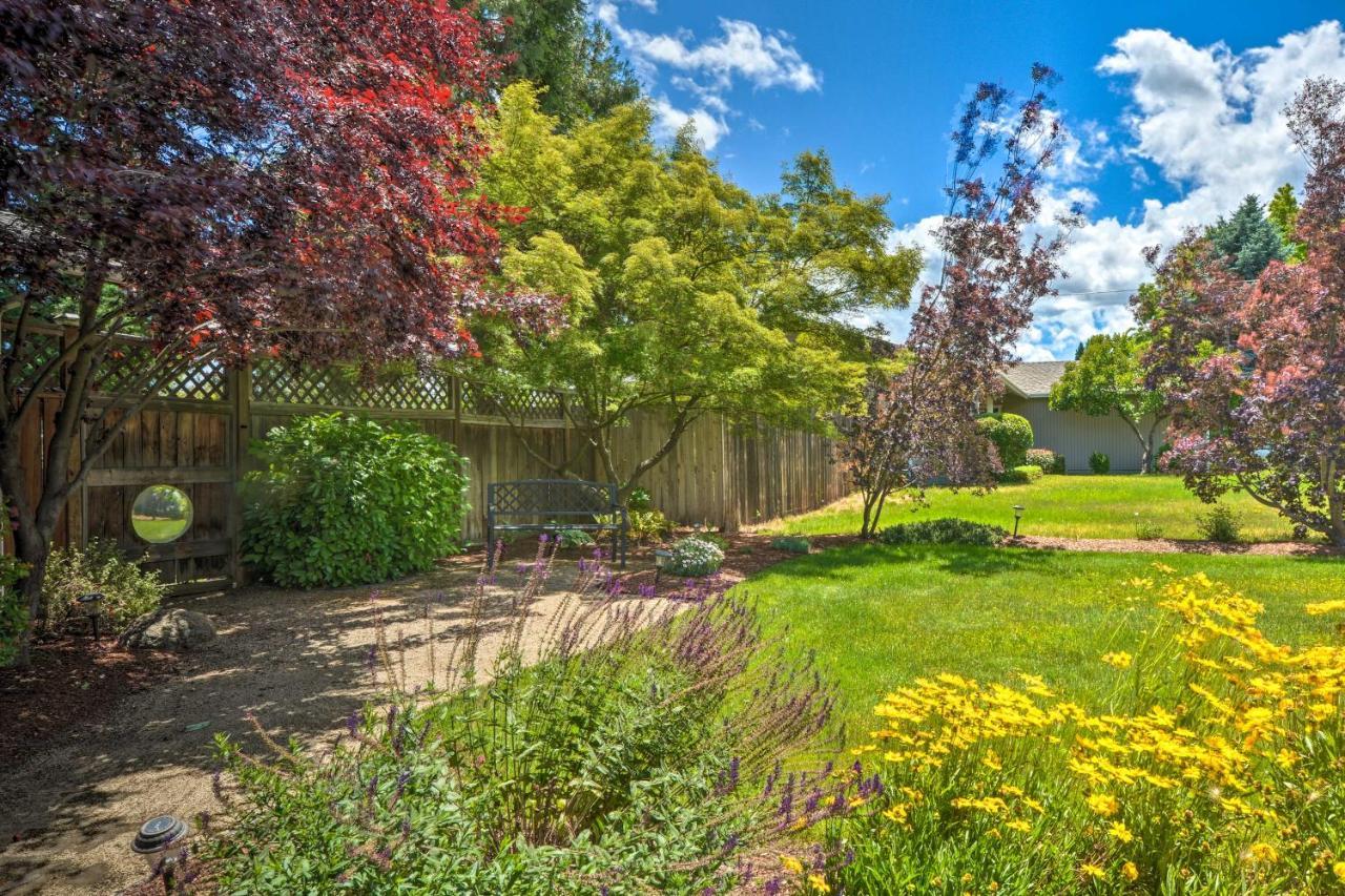 Central Medford Family Retreat With Large Yard! Экстерьер фото