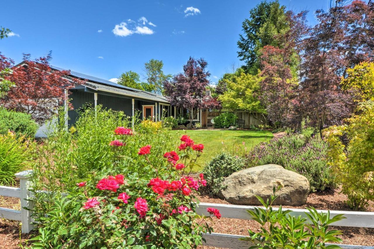 Central Medford Family Retreat With Large Yard! Экстерьер фото
