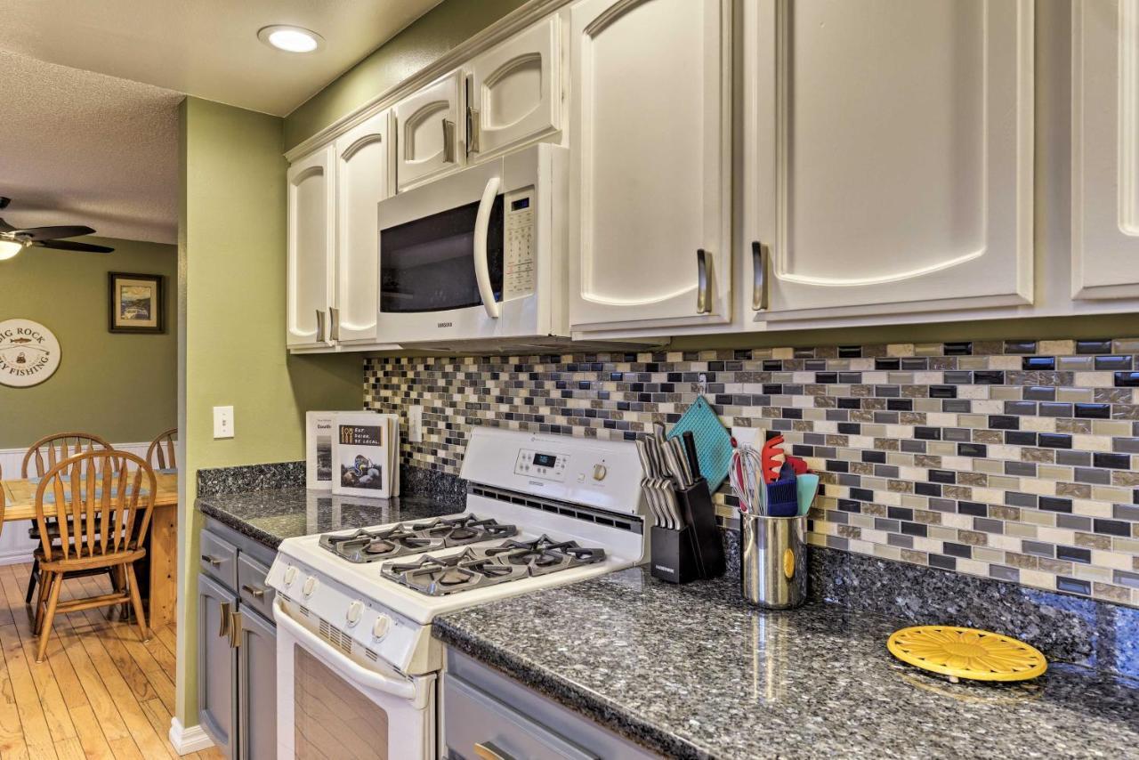Central Medford Family Retreat With Large Yard! Экстерьер фото
