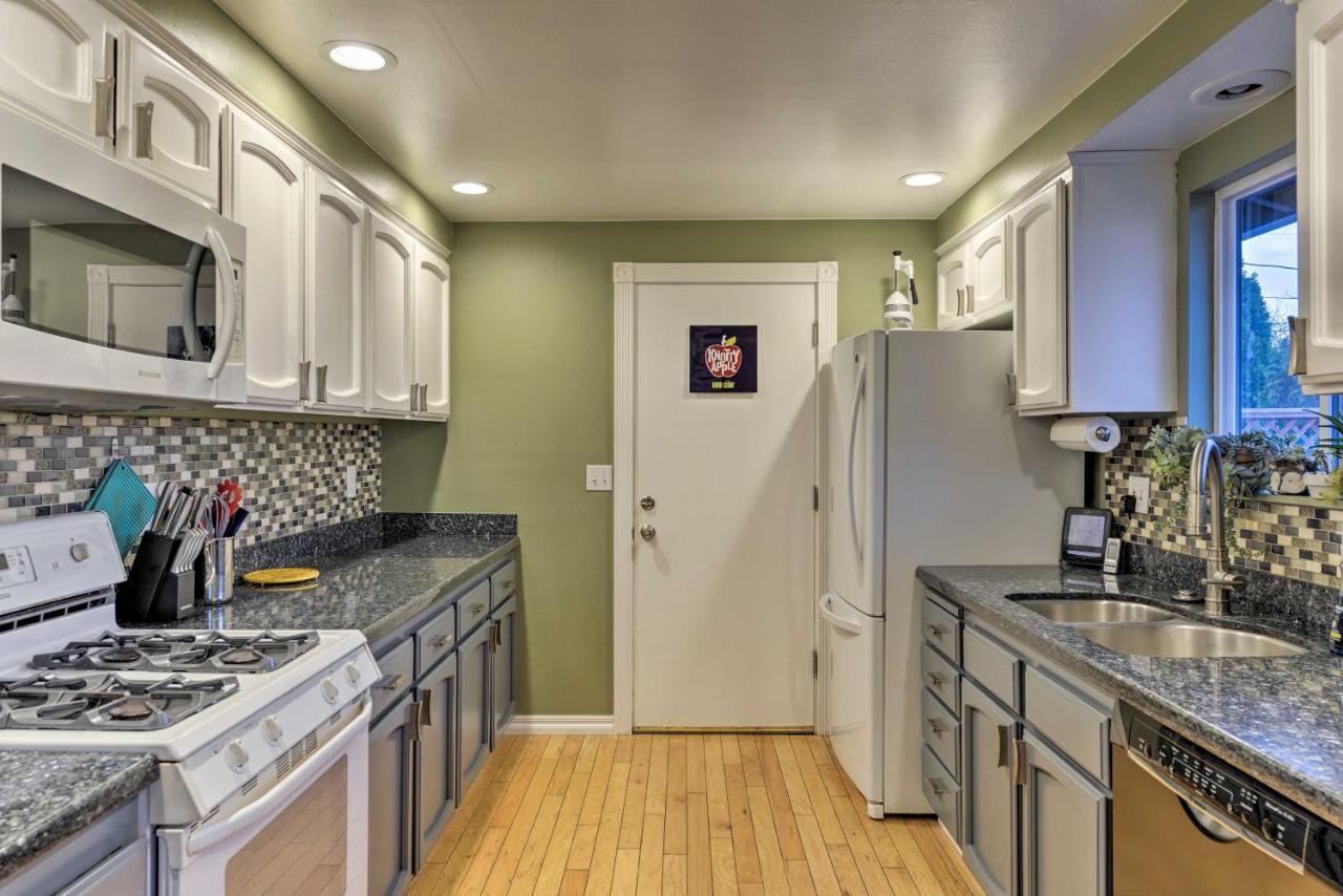 Central Medford Family Retreat With Large Yard! Экстерьер фото