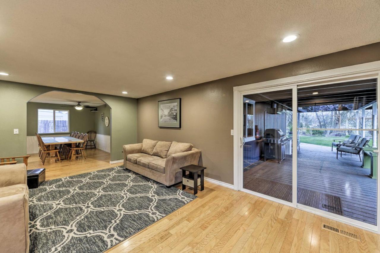 Central Medford Family Retreat With Large Yard! Экстерьер фото