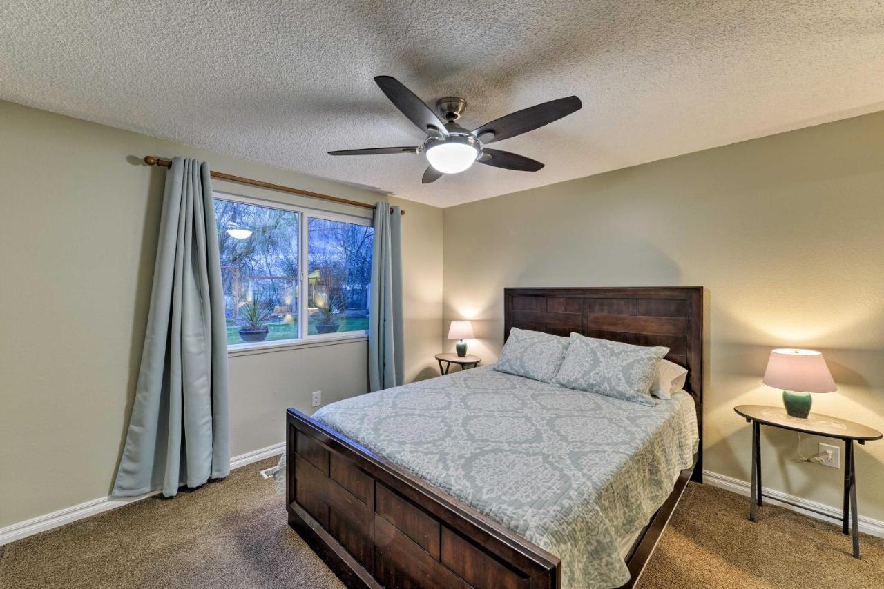 Central Medford Family Retreat With Large Yard! Экстерьер фото