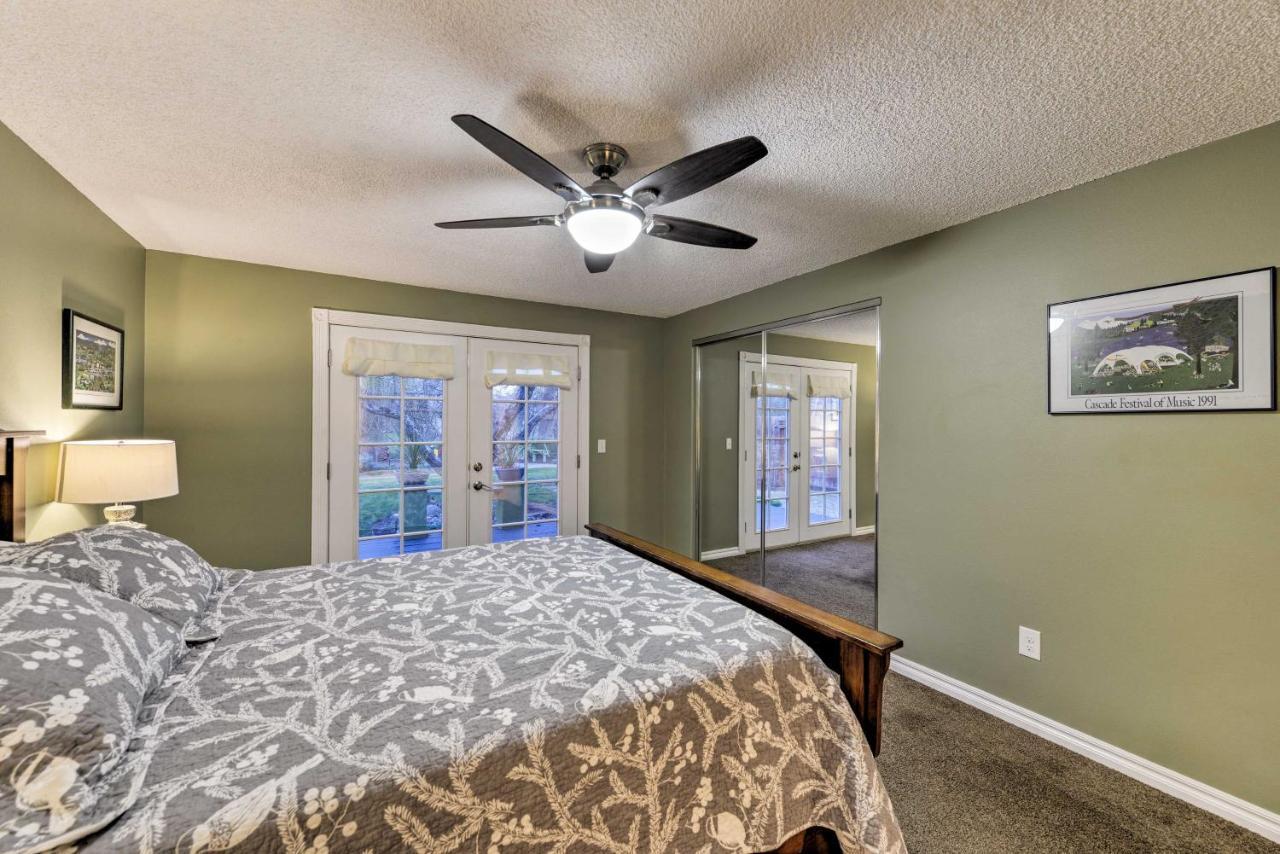Central Medford Family Retreat With Large Yard! Экстерьер фото